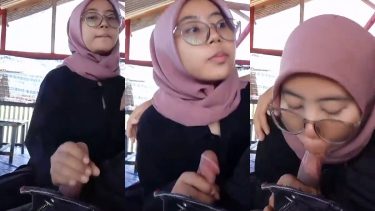 Jilbab Mesum Nyepong Kontol Pacar Ditempat Umum