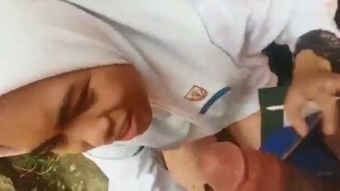 Jilbab SMP Dipaksa Sepong Dibelakang Sekolah